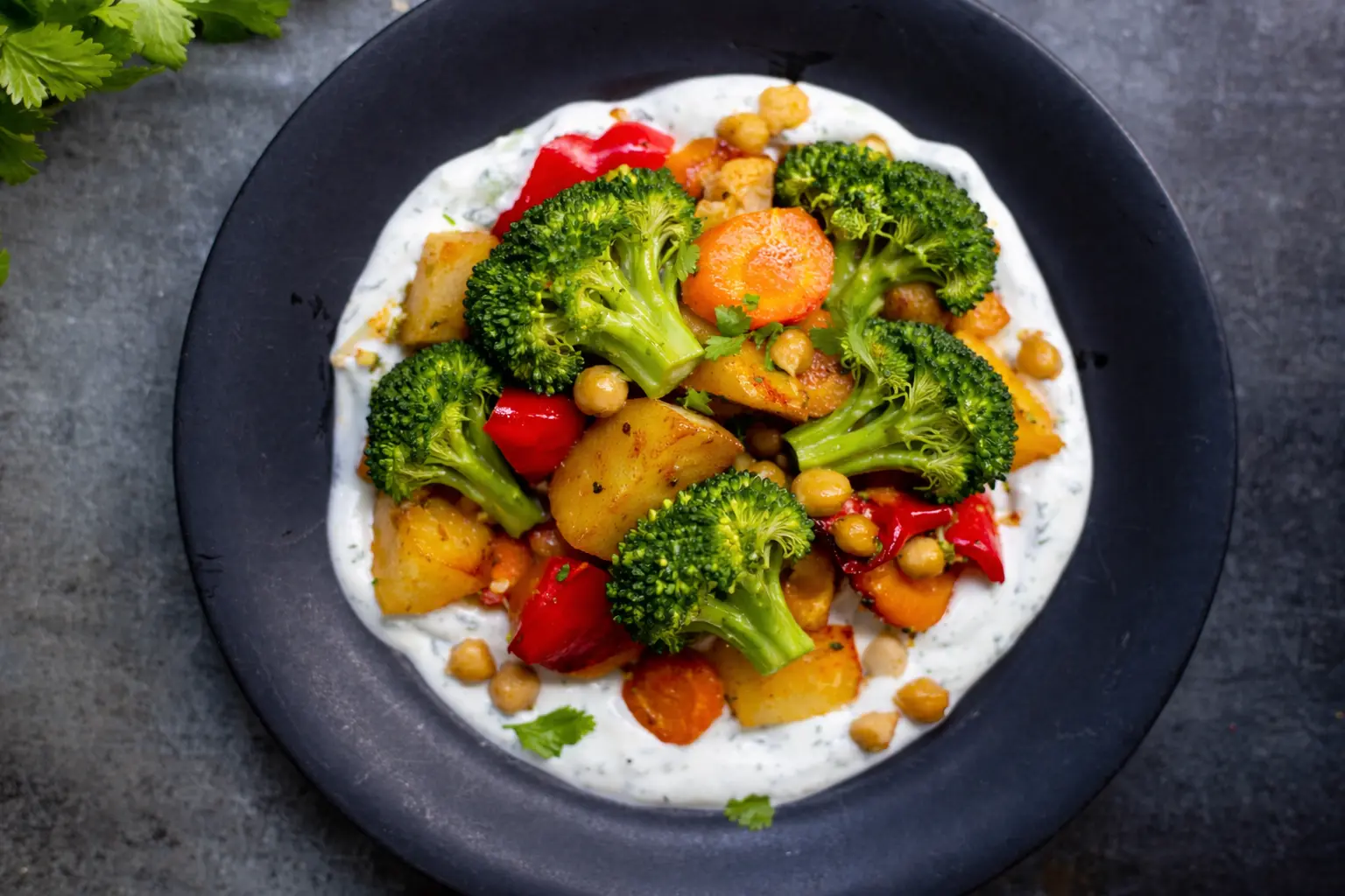 Le bowl poulet légumes rôtis et sauce yaourt grec