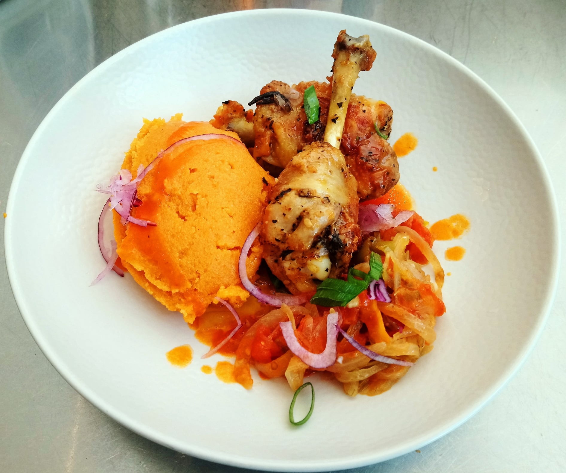 Poulet Djenkoumé : Le Plat Traditionnel Togolais qui Réchauffe les Cœurs